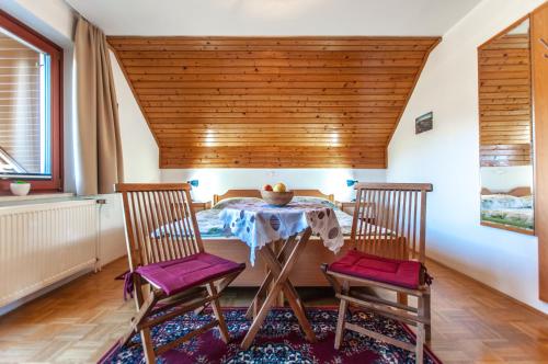 Guest House Alenka في بوينج: غرفة طعام مع طاولة وكرسيين