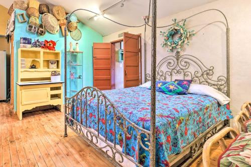 Postel nebo postele na pokoji v ubytování Idyllic Española Casita with Private Hot Tub!