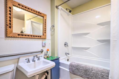 een badkamer met een wastafel, een bad en een spiegel bij Idyllic Española Casita with Private Hot Tub! in Espanola