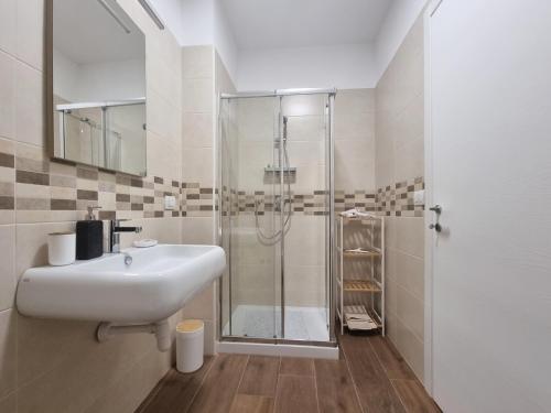 uma casa de banho com um lavatório e um chuveiro em SUITE GENTILE em Bari