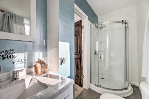 Ένα μπάνιο στο Charming New London Home Less Than 1 Mi to River Taxi