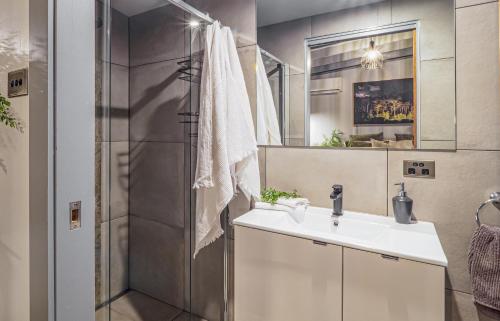 a bathroom with a sink and a shower at Laid Back Manor, luxury and private golf in Kaoota
