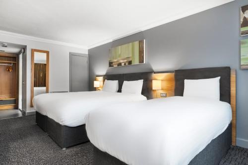 two beds in a hotel room at Park Inn by Radisson Cardiff City Centre in Cardiff