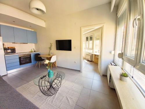 een grote woonkamer met een tafel en een keuken bij Bella Suite city Center, Parking in Thessaloniki