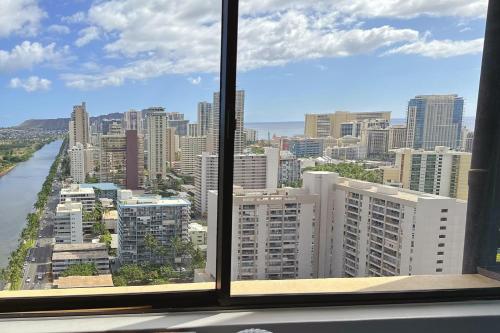 Pemandangan umum bagi Honolulu atau pemandangan bandar yang diambil dari apartmen
