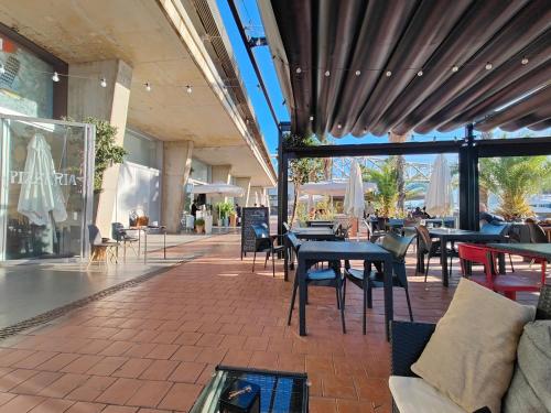 un patio avec des tables et des chaises dans un bâtiment dans l'établissement Voyager, à Barcelone