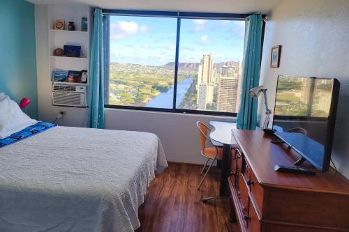 Televisyen dan/atau pusat hiburan di Waikiki Condo High Floor Views Beaches Convention Center