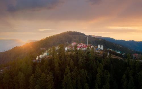 vue aérienne d'une montagne avec des arbres dans l'établissement Koti Resort, à Shimla