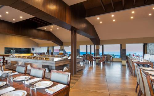 un ristorante con vista sull'oceano di Koti Resort a Shimla