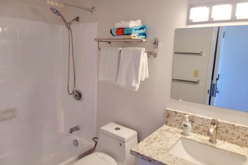 Bilik mandi di Waikiki Condo High Floor Views Beaches Convention Center