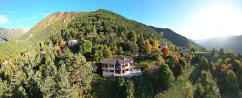 ein Haus an der Seite eines Berges in der Unterkunft Maison Bohème Vesubie in La Bollène-Vésubie