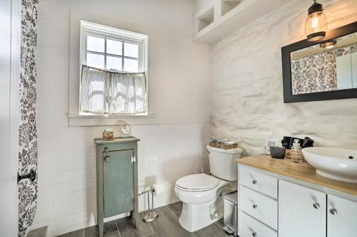 een witte badkamer met een toilet en een wastafel bij Historical Thurmont Escape with Furnished Deck! in Thurmont