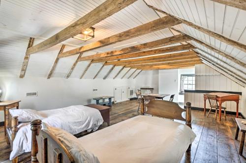 Zimmer im Dachgeschoss mit 2 Betten und einem Tisch in der Unterkunft Historical Thurmont Escape with Furnished Deck! in Thurmont