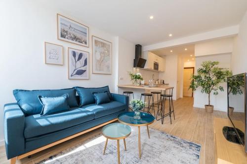 un salon avec un canapé bleu et une table dans l'établissement A/C & BALNEO in of Carré d'Or NICE #RENOVATED, à Nice