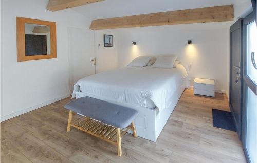 um quarto com uma cama branca e piso em madeira em 1 Bedroom Pet Friendly Home In Balaruc Le Vieux em Balaruc-le-Vieux