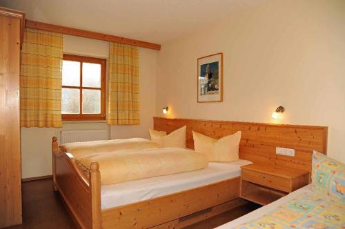 a bedroom with a bed and a window at Beim Beckerbauern in Sankt Englmar