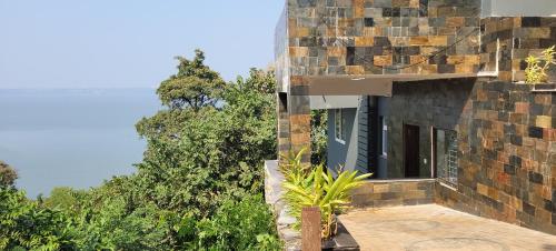 Blick auf ein Gebäude mit Bäumen im Hintergrund in der Unterkunft RK island view apartment in Dabolim