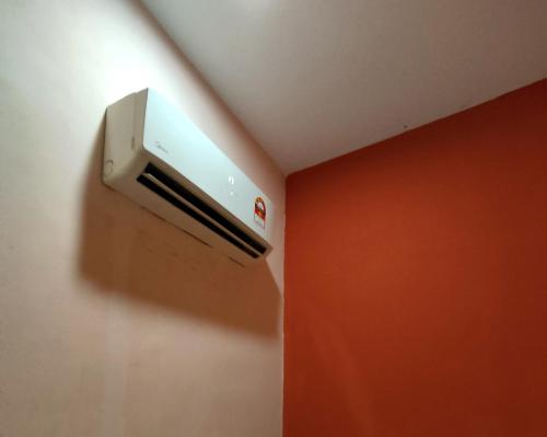 a wall mounted air conditioner on a wall at The b'Hotel in Kajang