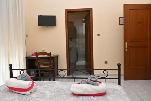 un par de zapatos sentados en una cama en un dormitorio en B&B a Capua - I PORTICI del centro en Capua