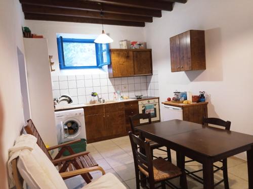 Kuchyň nebo kuchyňský kout v ubytování ancient, spacious and quiet stone house in Nisyros