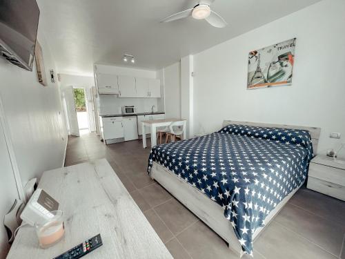 1 dormitorio pequeño con 1 cama y cocina en Studios CC Victoria Ocean View, en Playa de las Américas
