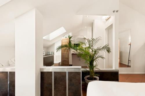 een woonkamer met witte muren en een grote spiegel bij Molo Luxury Suites Puerto Banus in Marbella