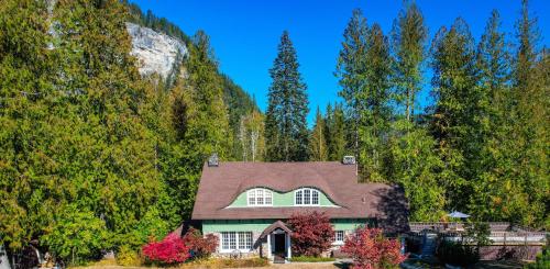 Metaline FallsにあるThe Rock House of Metaline Fallsの森の真ん中にある家