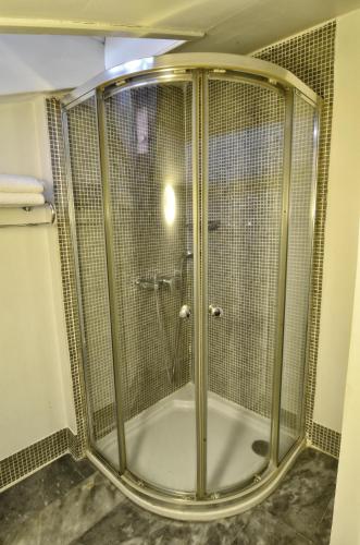 Ένα μπάνιο στο Kar's Hotel