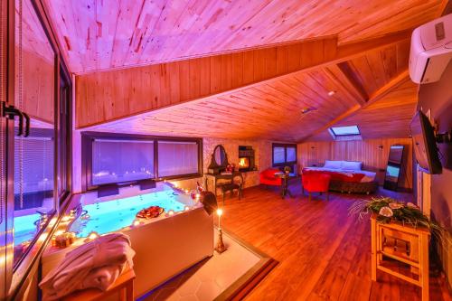 una gran piscina cubierta en una habitación en Ağva Pieria Luxury Hotel Plus 16, en Agva