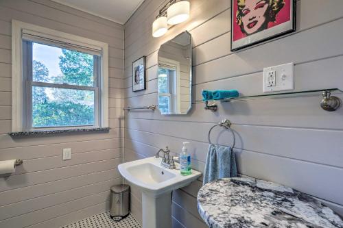 bagno con lavandino e specchio di Vibrant Milford Home with Boat Dock and Patio! a Milford