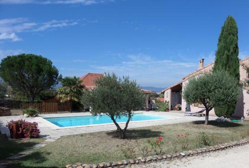 une villa avec piscine et une maison dans l'établissement Au Clos Decoeur, à Salaise-sur-Sanne