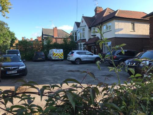 a group of cars parked in a parking lot at Acorn Guest House in Hull in Hull