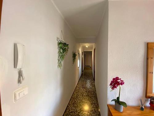 pusty korytarz z w obiekcie Las Peñetas w mieście Bolbaite