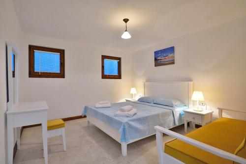 una camera con un letto e due tavoli e un letto sidx sidx sidx. di Peaceful House in Bozcaada a Çanakkale