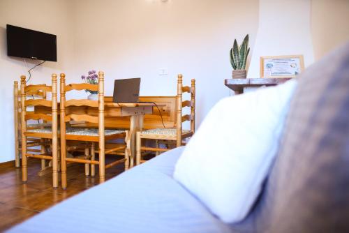 een slaapkamer met een eettafel en een laptop bij Appartamento a Campo Felice - Treeffe in Collimento