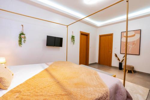 Ένα ή περισσότερα κρεβάτια σε δωμάτιο στο Lighthouse Signature Suites