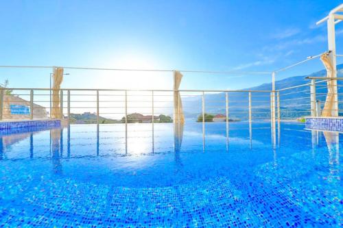 uma grande piscina com vista para o oceano em Blue Sea View Villas - Kas Peninsula em Kas
