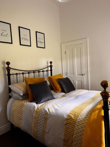 - un lit avec 2 oreillers dans une chambre dans l'établissement Rectory Cottage. Close to Enniskillen and lakes., à Enniskillen