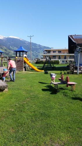 eine Gruppe von Kindern, die in einem Park spielen in der Unterkunft Großzügiges Apartment Georg Mayrhofen Barrierefrei in Hollenzen