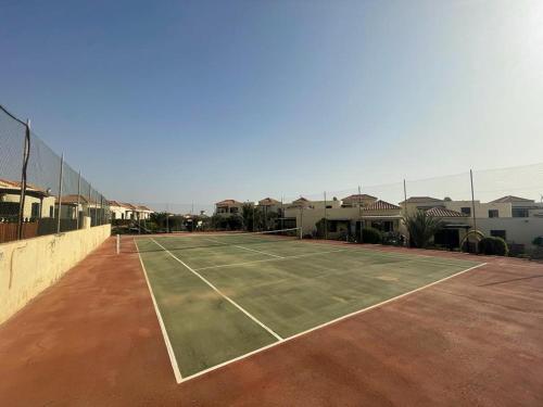 Tenis dan/atau kemudahan skuasy di Teresita Deluxe with pool atau berdekatan