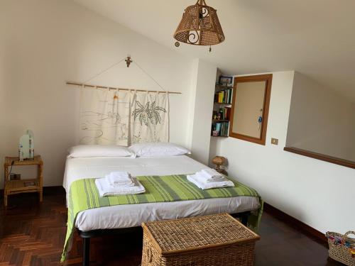 チェファルにあるMazzaforno Graziosa Villetta Relaxのベッドルーム1室(タオル付)