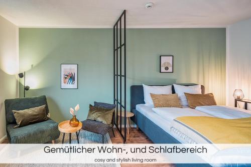 1 dormitorio con 1 cama y 1 silla en "Grüne Oase" - Nähe Altstadt - Garage - Ruhig - Nespresso, en Dresden