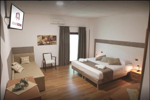 a bedroom with a bed and a desk and a chair at Adams Rooms - Affittacamere in San Giovanni Lupatoto