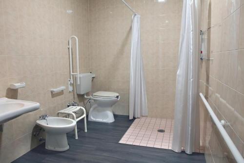a bathroom with a toilet and a shower and a sink at Adams Rooms - Affittacamere in San Giovanni Lupatoto