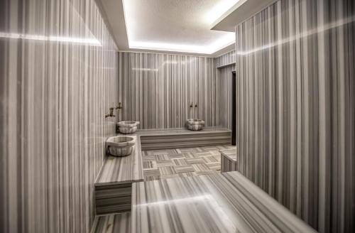 Hamitbey Hotel Yenikapı في إسطنبول: حمام مع دورتين مياه في الغرفة