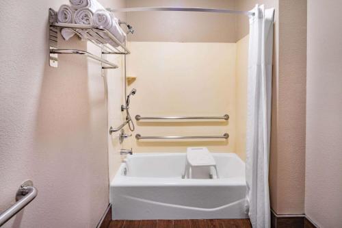 ein Bad mit einer Badewanne und einem WC in der Unterkunft Super 8 by Wyndham North Hollywood in North Hollywood
