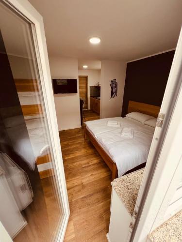 Letto o letti in una camera di PJagodic Hotel Cerklje - 5min to Airport