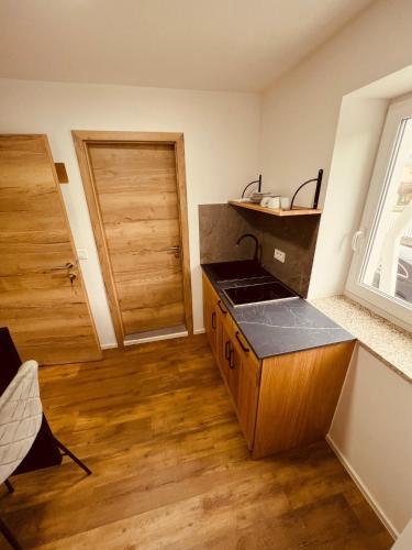 Cucina o angolo cottura di PJagodic Hotel Cerklje - 5min to Airport