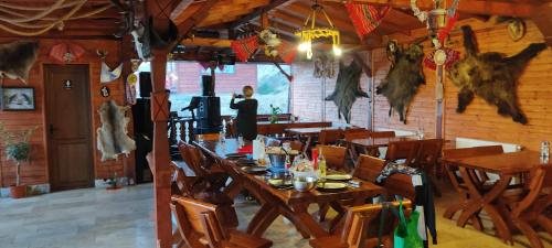 Cheţani的住宿－La Hacienda，站在餐厅桌子上的女人