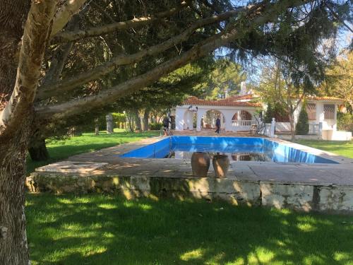 una piscina di fronte a una casa di Casa con jardin ad Albacete